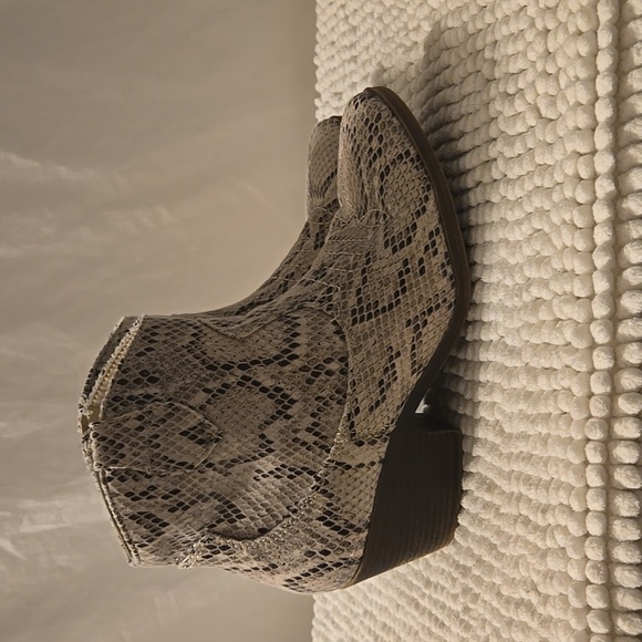SO Women’s Cream Anthia Snakeskin Western Style Heeled Ankle Boots size 7 - Picture 2 of 6